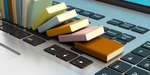 Livres sur un clavier d'ordinateur