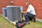 Un technicien répare un climatiseur